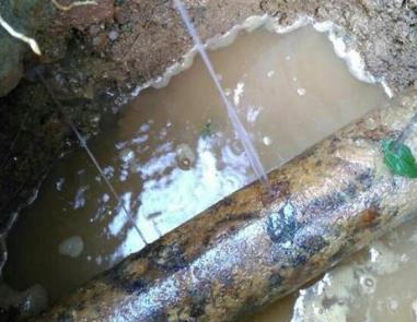 文峰楼顶渗水维修公司分享下地暖漏水的原因及检测方法。